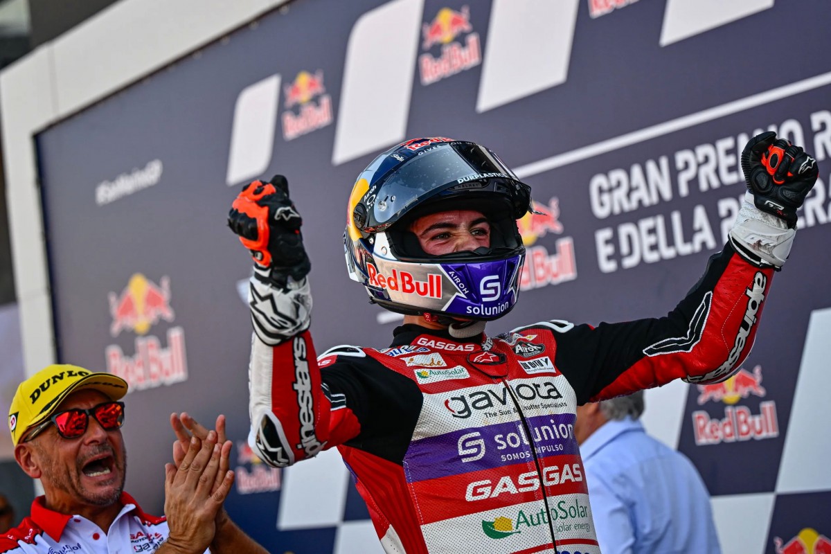 Давид Алонсо выигрывает третью гонку Moto3
