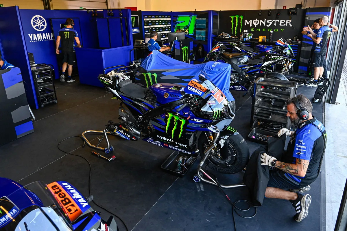 Пять разных прототипов Yamaha поселились в боксе Monster Energy Yamaha MotoGP на тестах в Мизано