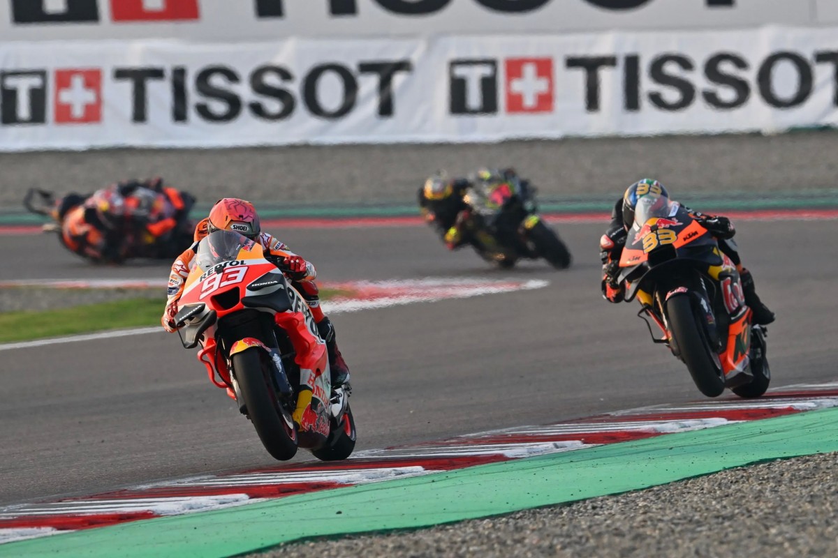 Марк Маркес контролировал ситуацию в схватке за подиум на MotoGP Sprint Race в Индии