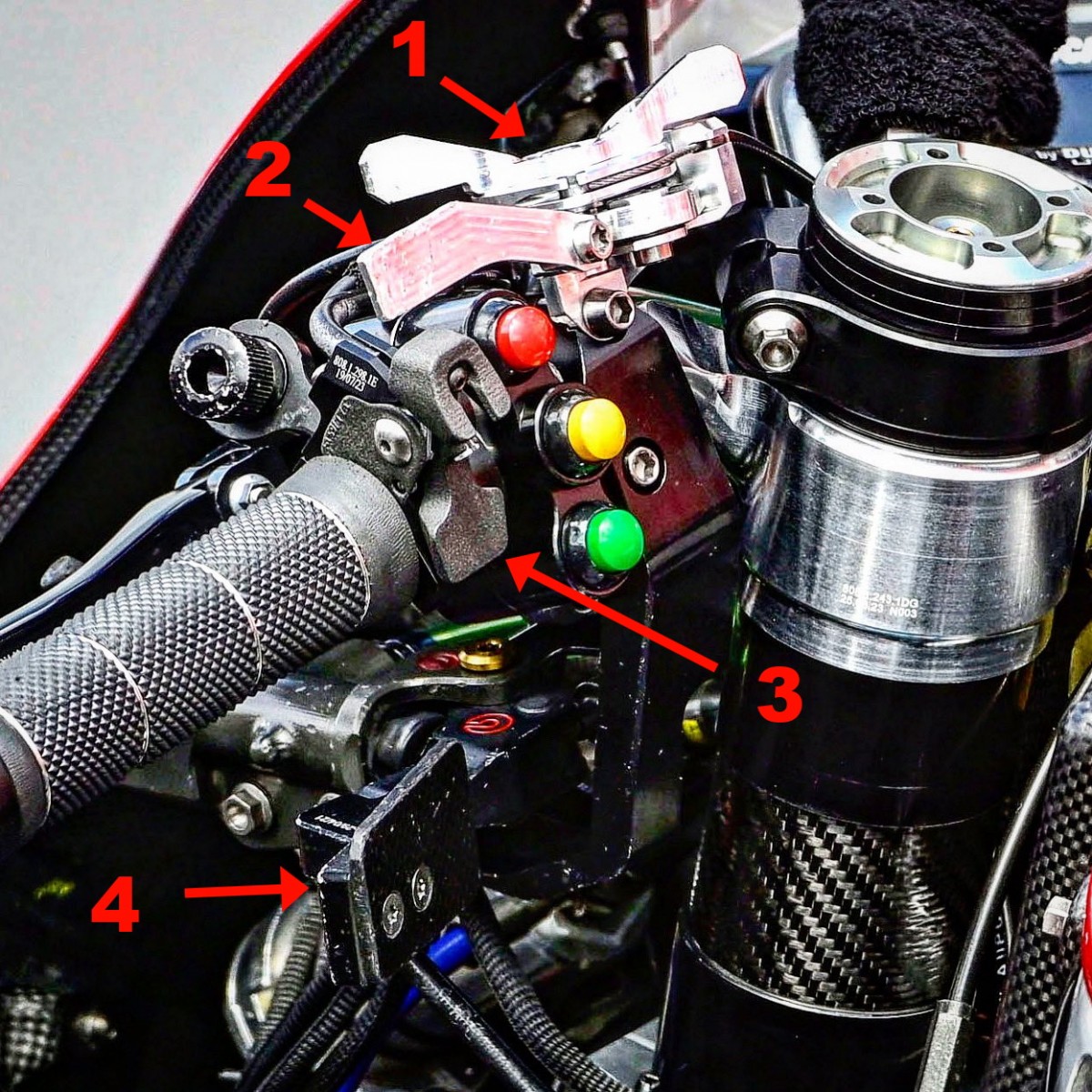 Современный пульт управления гаджетами подвески на Ducati Desmosedici GP23 Пекко Баньяи