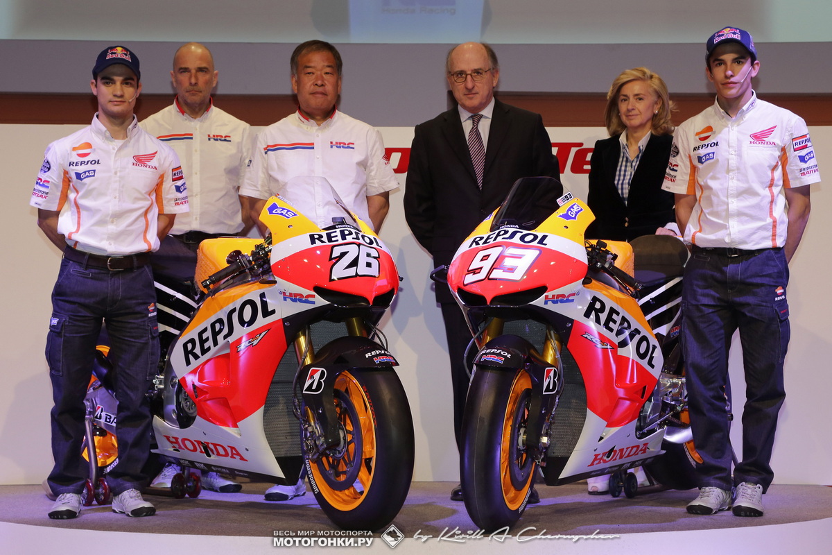 Презентация заводской команды Repsol Honda в 2013 году: обратите внимание, кто за кем стоит на фото