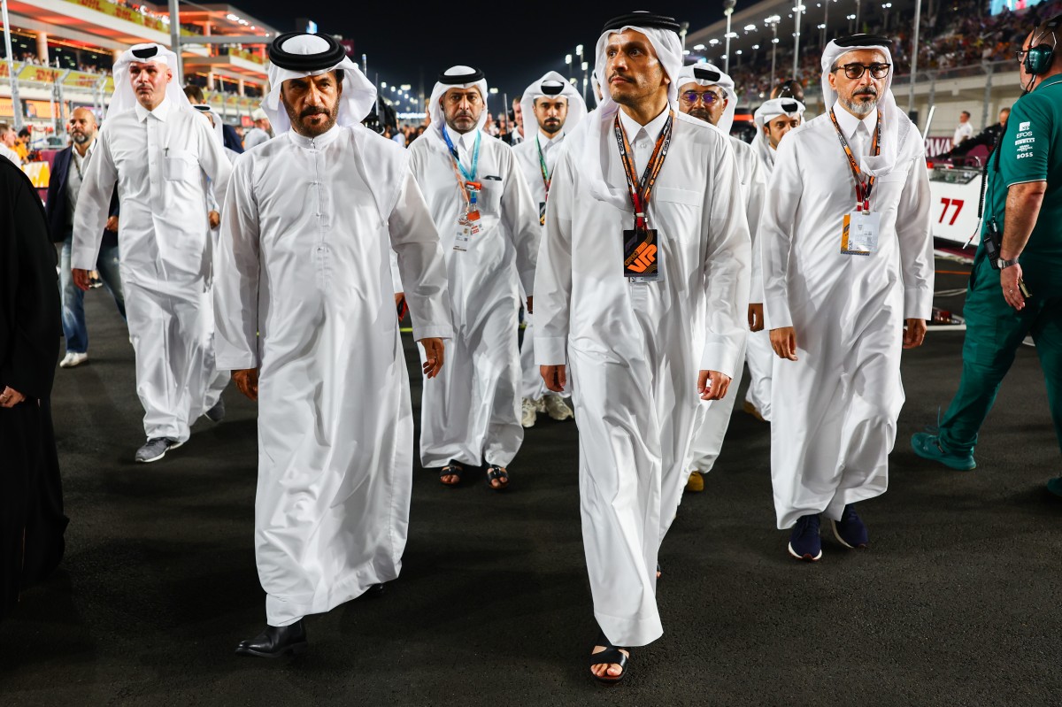 Президент FIA Моххамед Бен Сулайем на Гран-При Катара в сопровождении шейхов, Lusail International Circuit