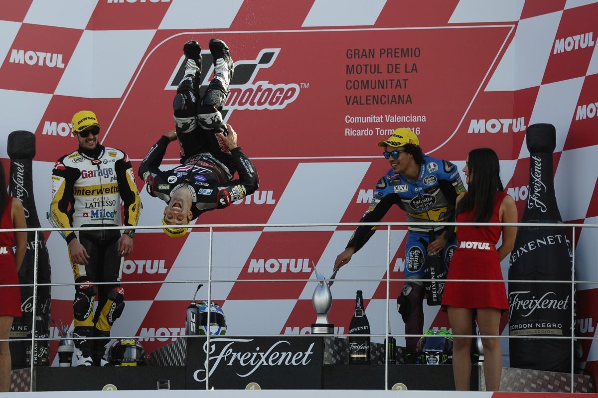 Сальто Жоана Зарко на подиуме Гран-При Валенсии 2016 года (Moto2)