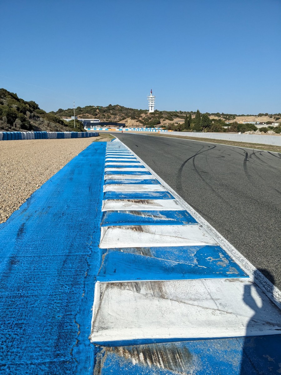 Новые поребрики Circuito de Jerez - в окрашенном виде уже не так страшны