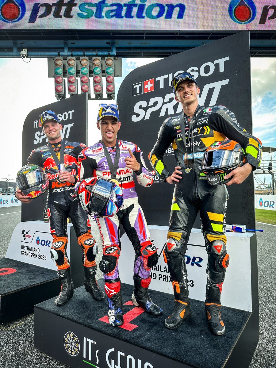 Хорхе Мартин, Брад Биндер и Лука Марини на подиуме MotoGP Sprint Race в Бурираме