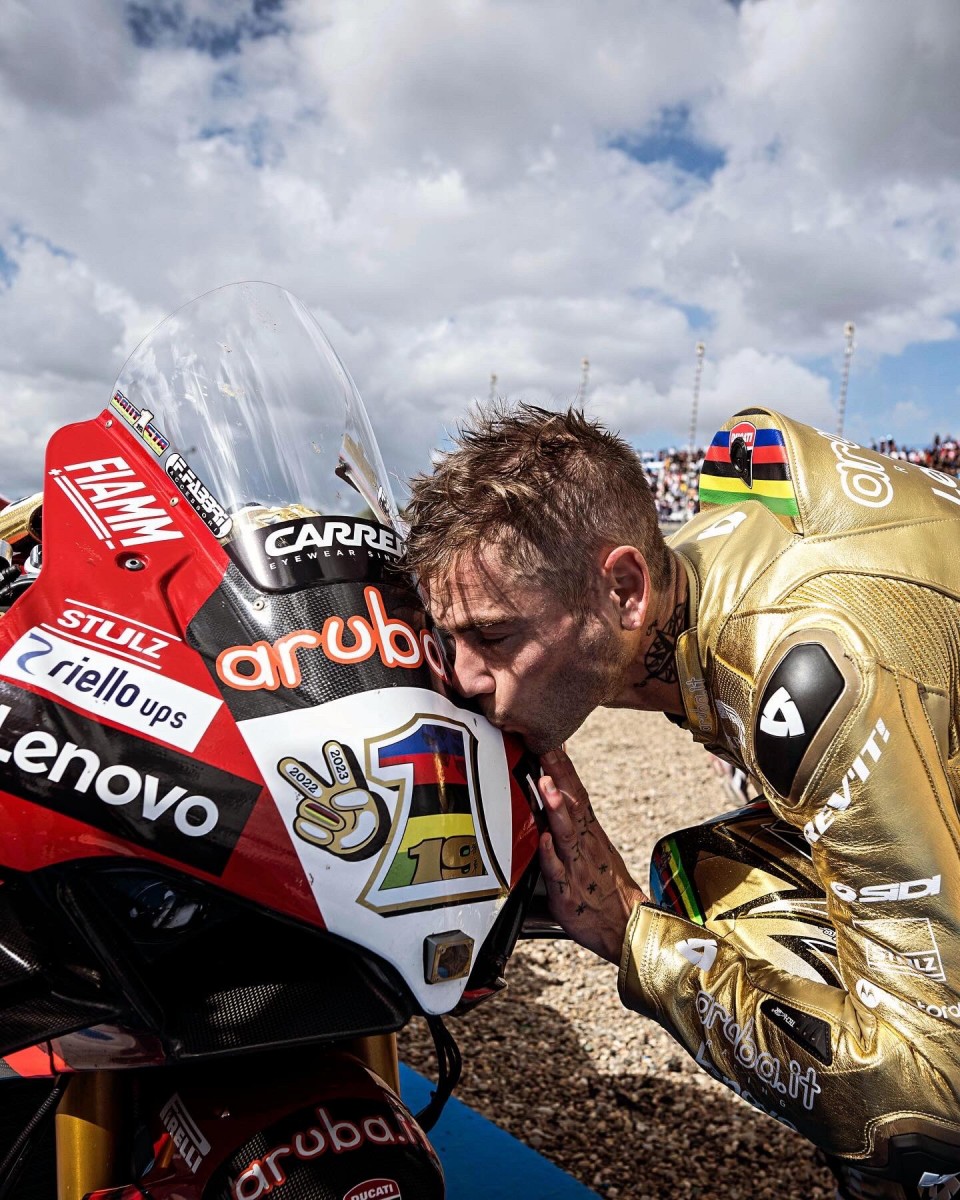 Альваро Баутиста продолжит выступать с №1 на своем Ducati в 2024 году