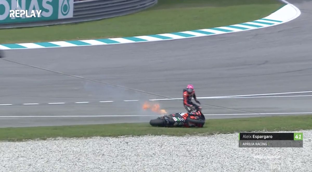 Aprilia RS-GP Алеша Эспаргаро загорелся после очередного падения