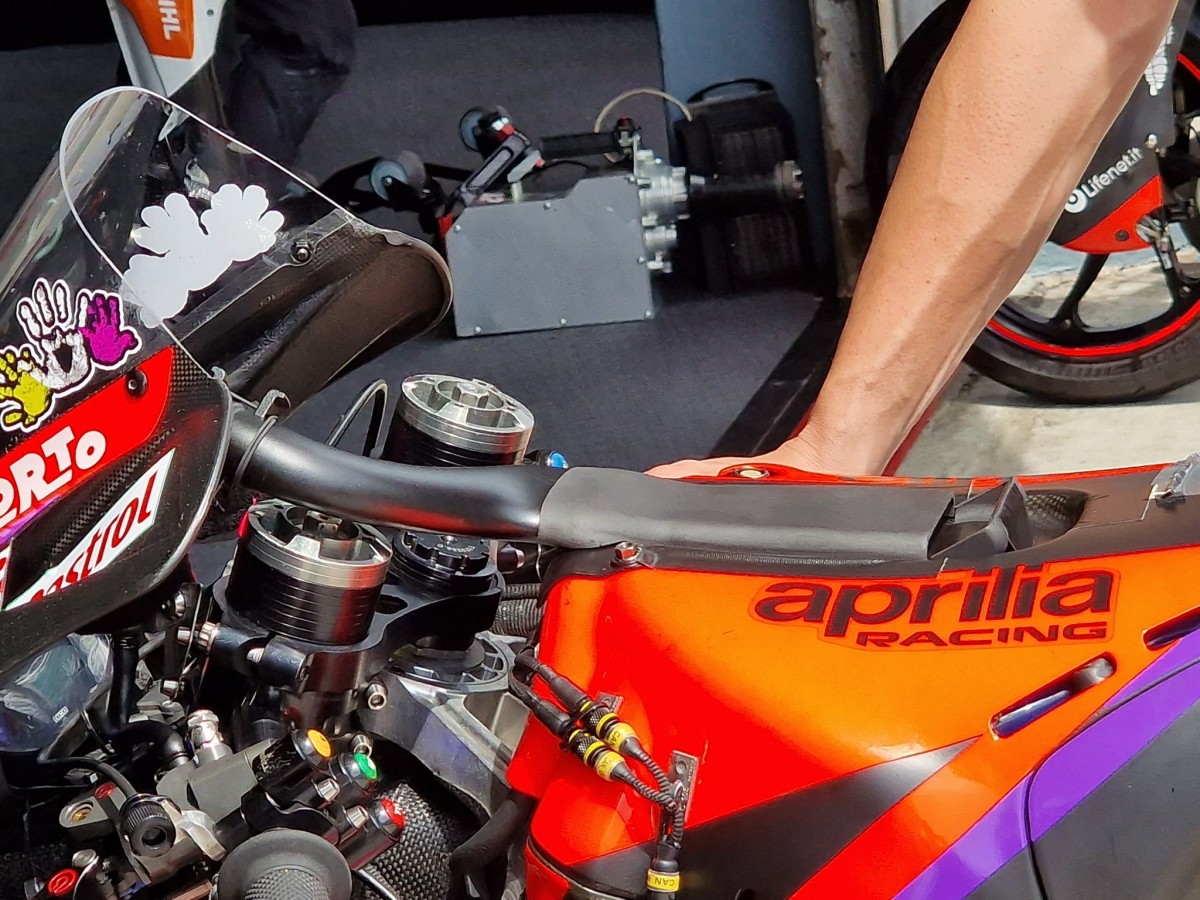 Aprilia Racing добавила в конструкцию RS-GP портал для обдува пилота. Не помогло