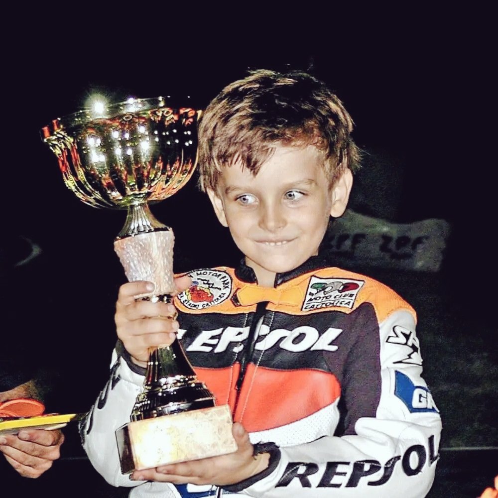 Совсем маленький Лука Марини со своим первым кубком по минимото в комбинезоне... Repsol Honda