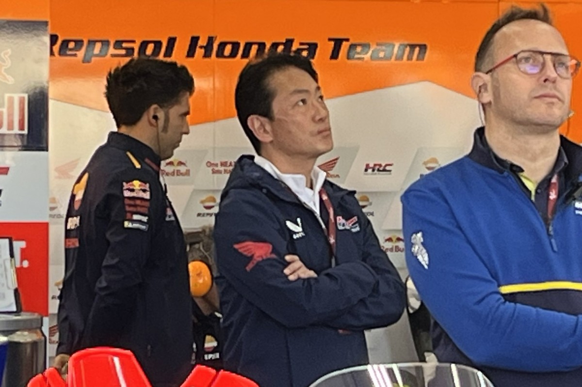 Президент HRC Кодзи Ватанабе в боксе Repsol Honda на Гран-При Валенсии
