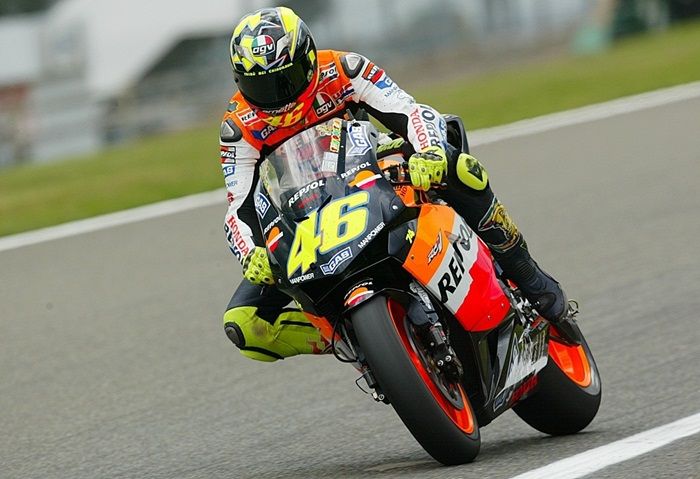 Валентино Росси стал 3-кратным чемпионом MotoGP (GP500+MotoGP) с Honda в 2001, 2002 и 2003