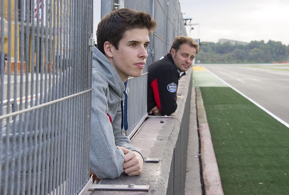 Алекс Маркес и его менеджер Эмилио Альсамора перед стартом тестов MotoGP в Валенсии