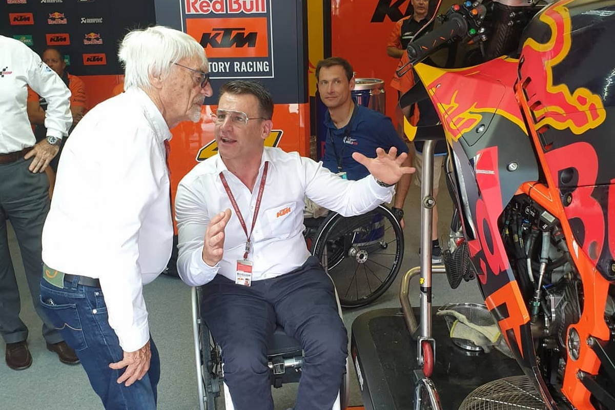 Пит Байер показывает Берни Экклстоуну красоты MotoGP