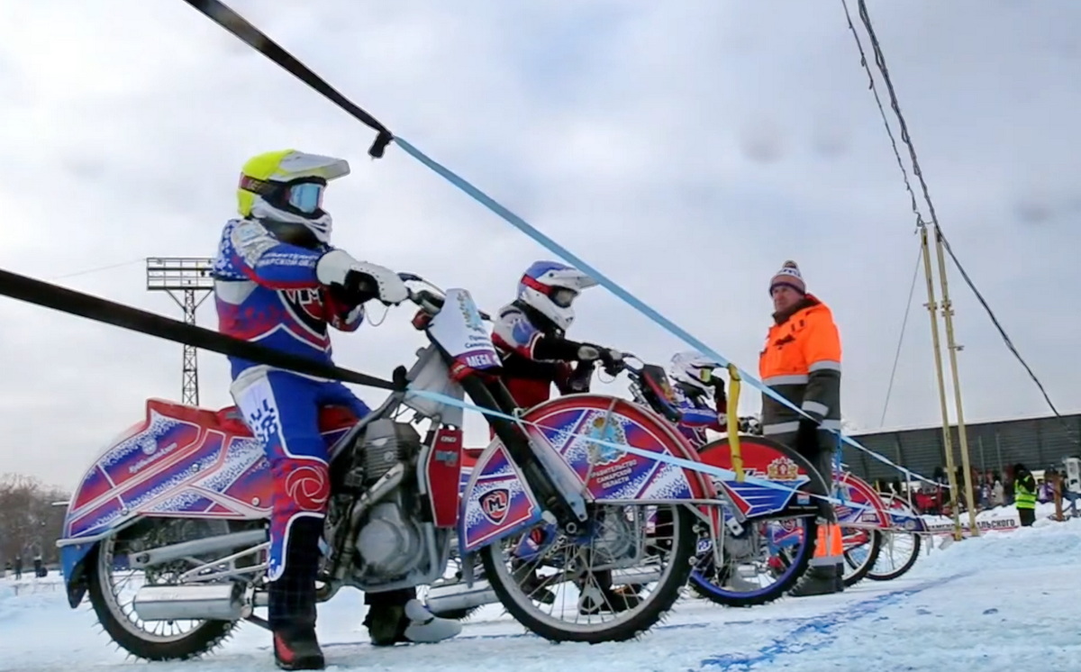 В Каменске-Уральском стартовал новый сезон мотогонок на льду