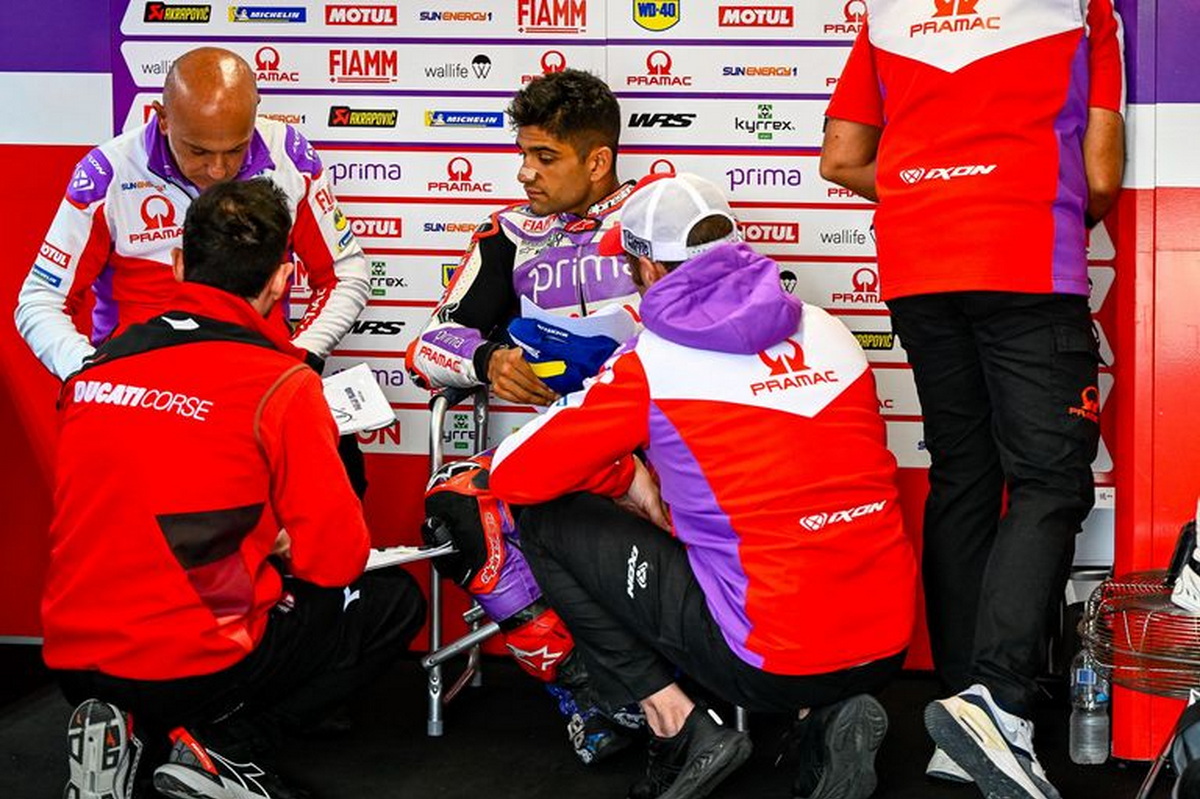 Хорхе Мартин со своей командой в боксе Pramac Racing