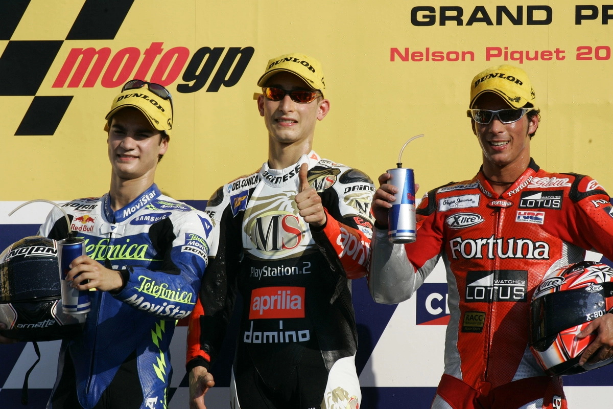 Двукратный чемпион мира по Мото Гран-При Мануэль Поджиалли на подиуме с Дани Педросой и Тони Элиасом