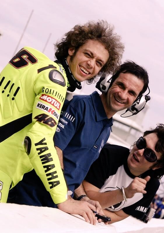 Новое начало: Валентино Росси в заводской команде Yamaha, Давиде Бривио - его менеджер, Уччио - персональный помощник