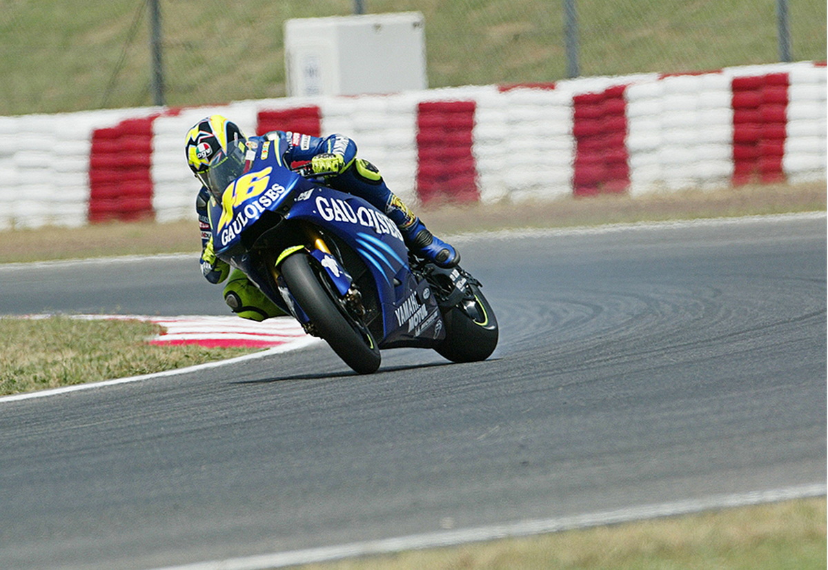 Валентино Росси - мастер скольжения в повороте и позднего торможения (MotoGP, 2004)