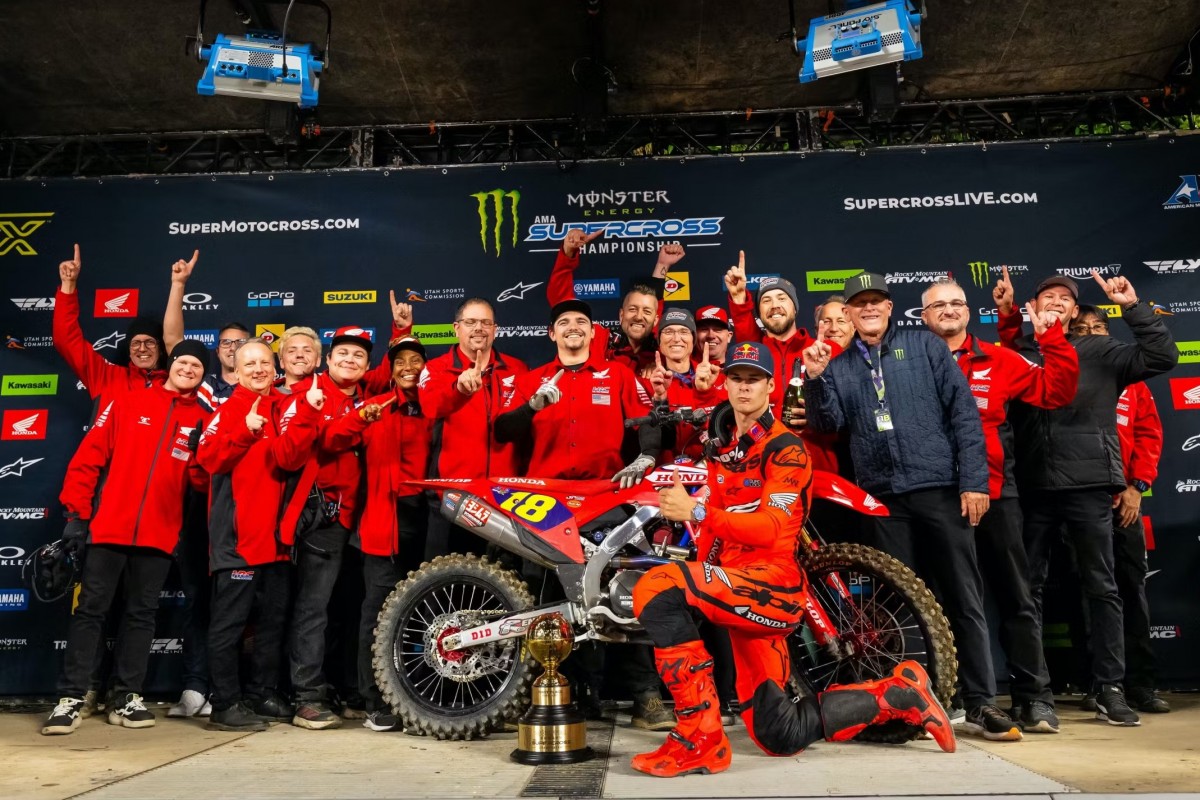 Джетт Лоуренс и Team Honda HRC начали новый сезон AMA Supercross 2024 уверенной победой в Анахайме