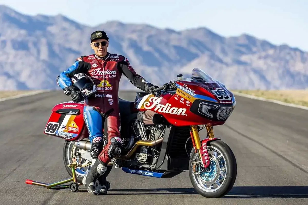 Звезда MotoGP Джереми МакВильямс выступает за заводскую команду Indian