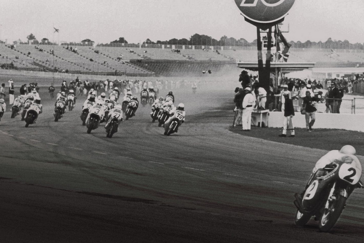 Дик Манн на Harley-Davidson совершил впечатляющий хоулшот на старте Daytona 200 (1970)