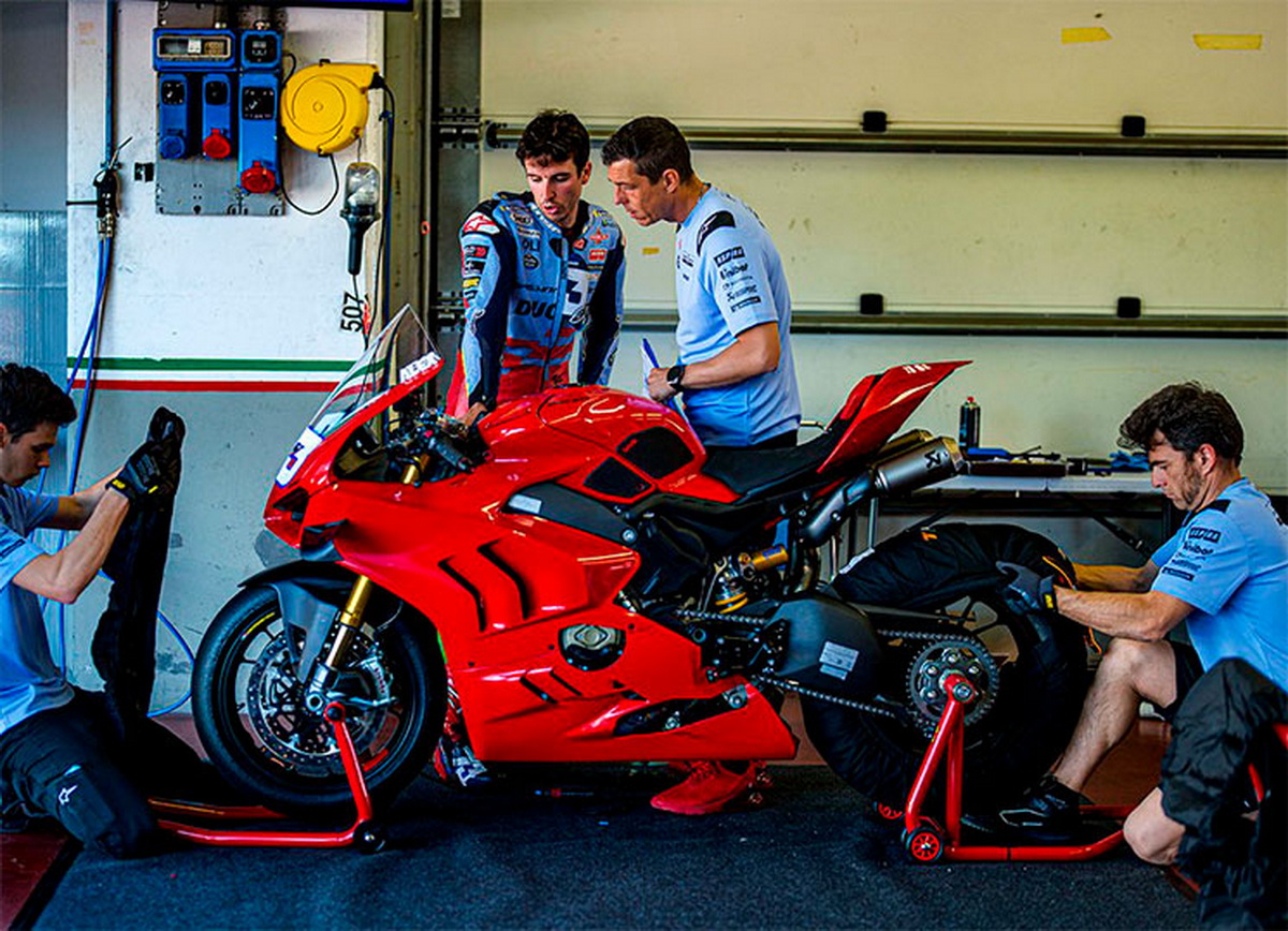 Алекс Маркес со своим тренировочным Ducati Panigale V4S