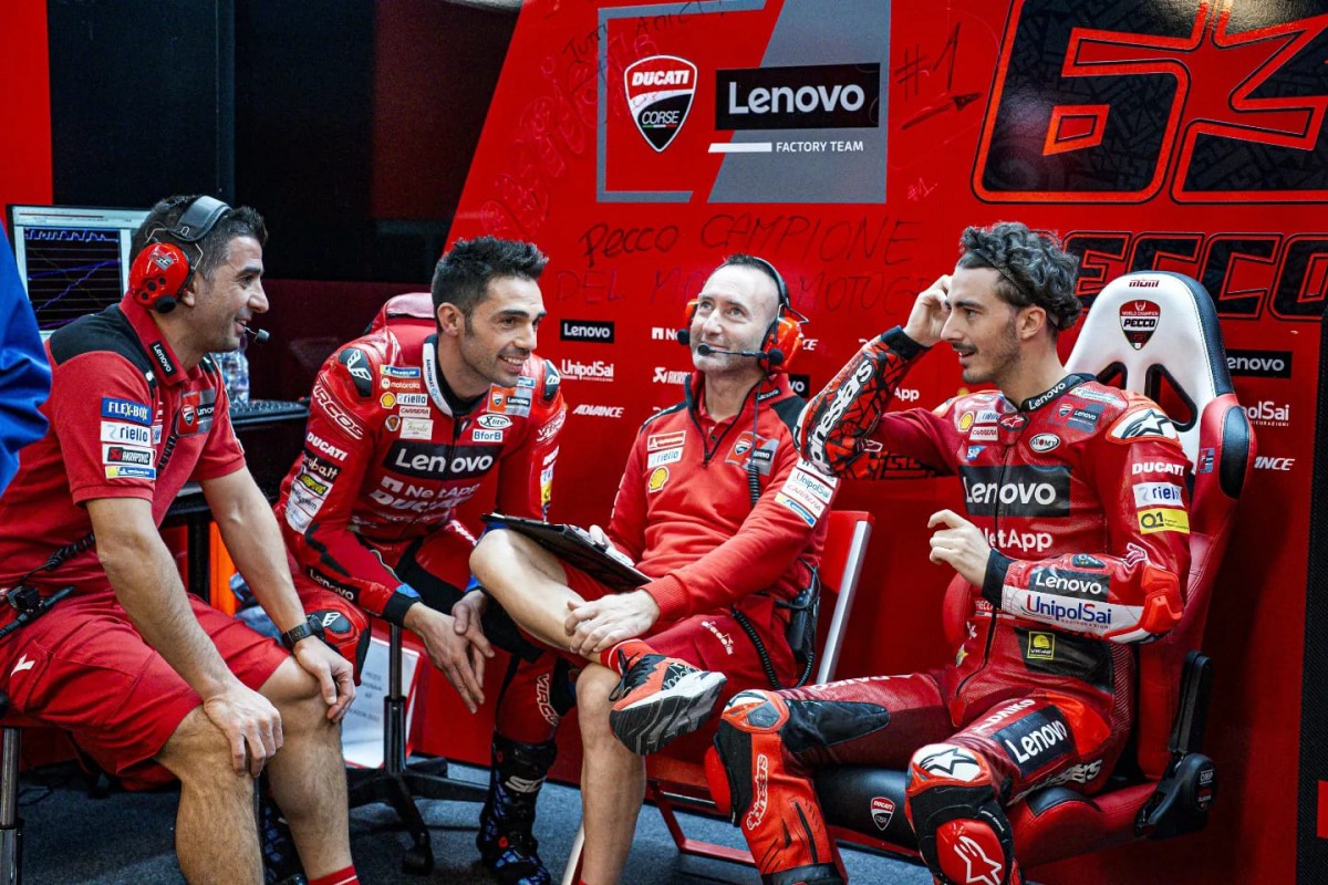 Кристиан Габбарини (в центре фото) с главными пилотами Ducati - Пекко Баньяей и Миккелле Пирро