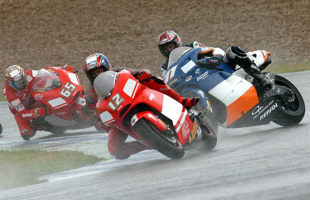 Трой Бейлисс и Лорис Капиросси, а вместе с ними испуганный Рубен Чаус - Гран-При Испании MotoGP 2004