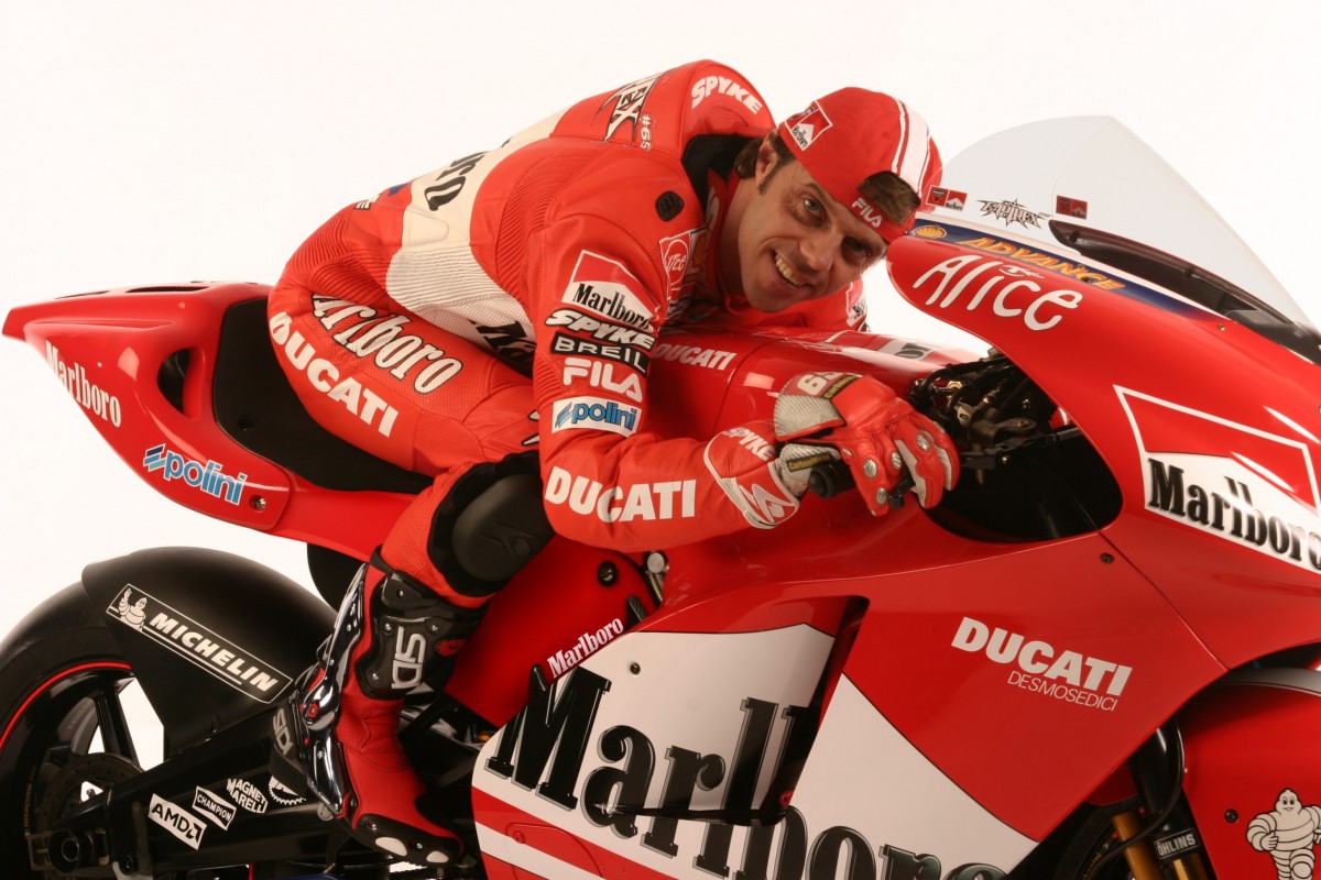 Лорис Капиросси на борту Ducati Desmosedici GP4 (2004)