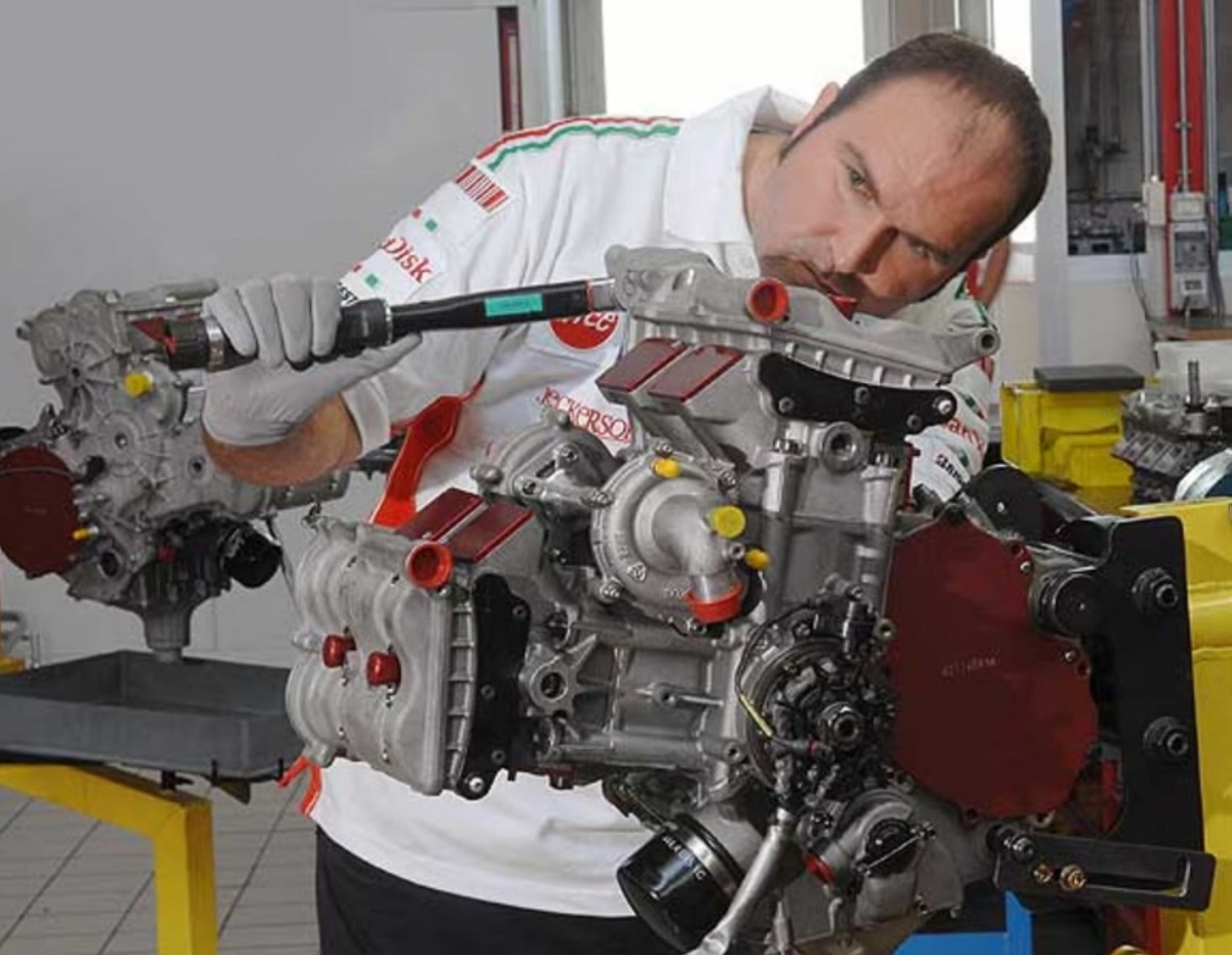 Новый двигатель Ducati Desmosedici GP7 - маленький и легкий (2007)