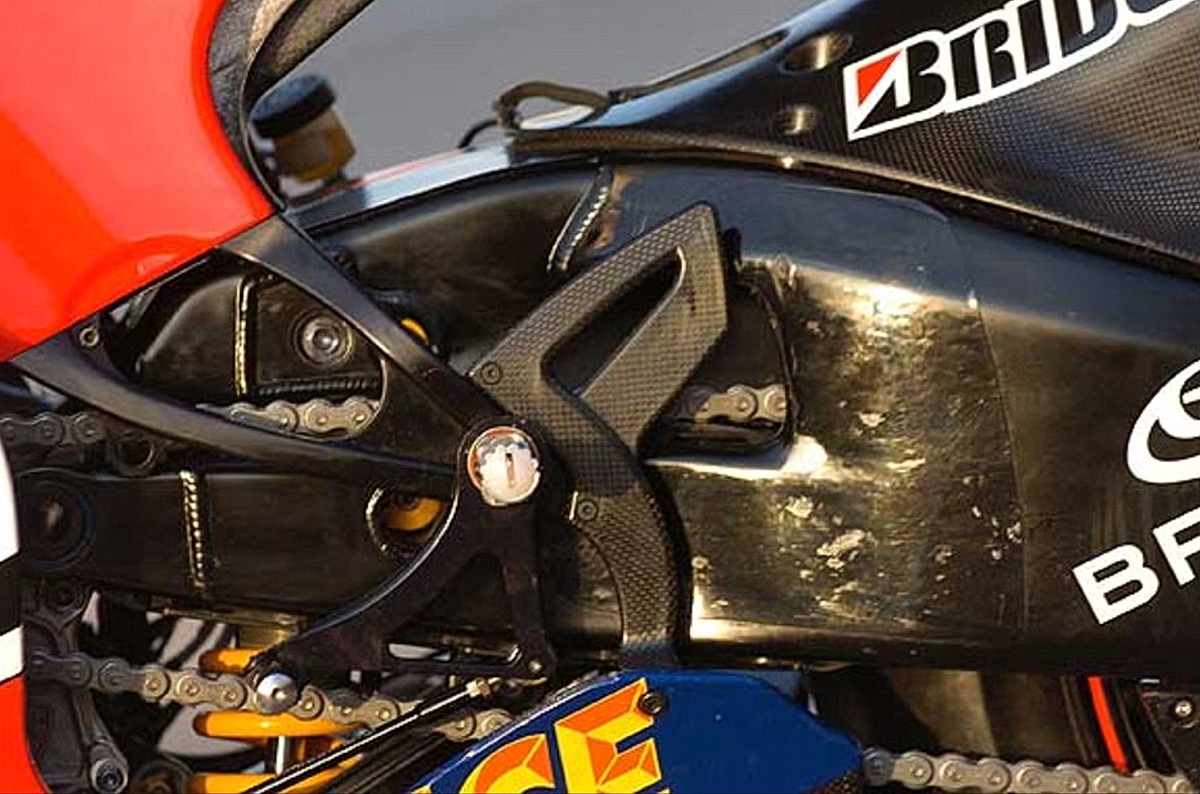 Карбоновые кронштейны с усилителями заменили алюминиевые на Ducati GP7