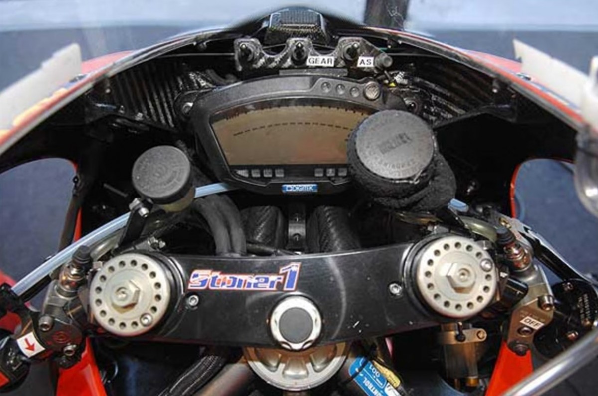 Простая контрольная панель Ducati Desmosedici GP7 Кейси Стоунера - ничего лишнего