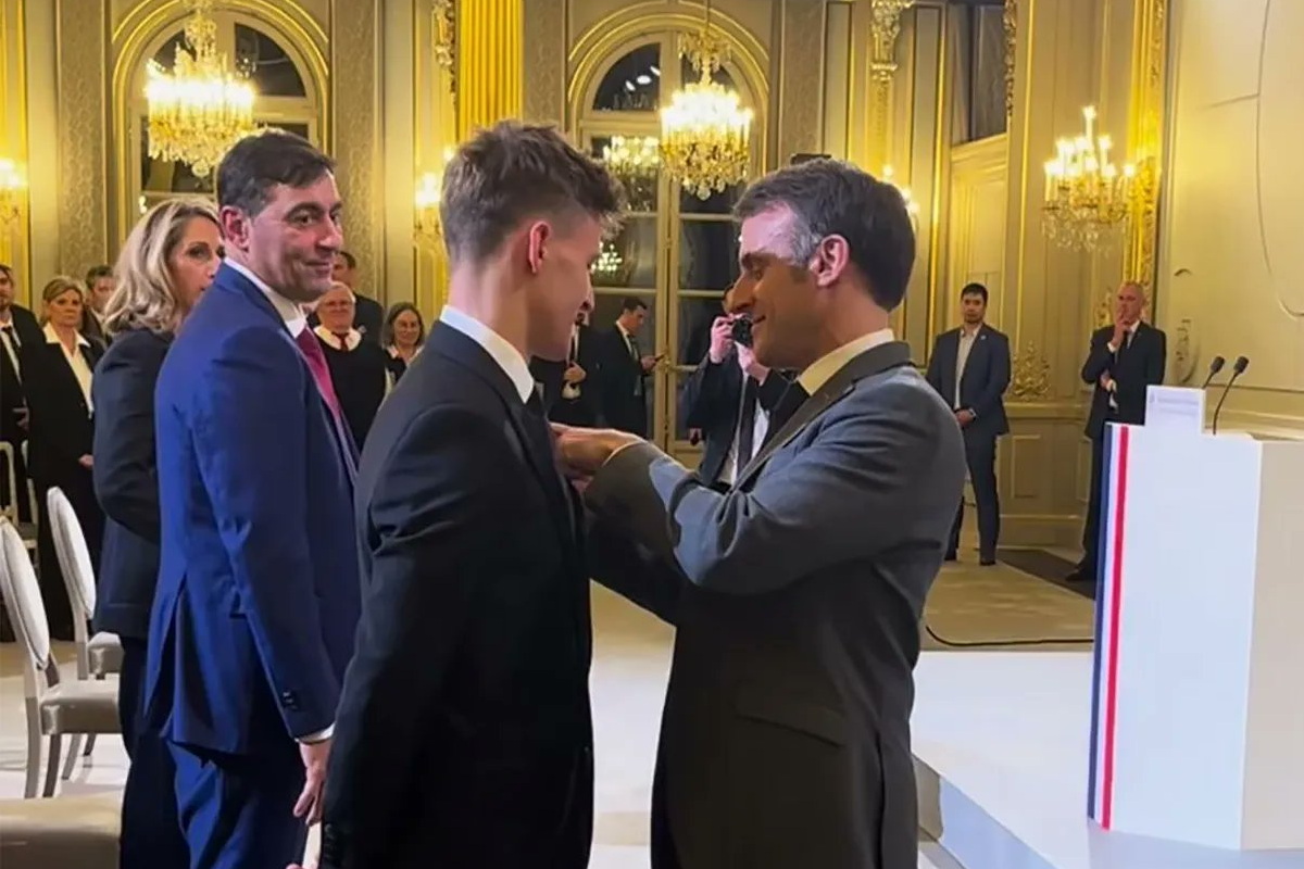 Эммануэль Макрон вручил Фабио Куартараро высшую награду Франции - Орден Почетного легиона