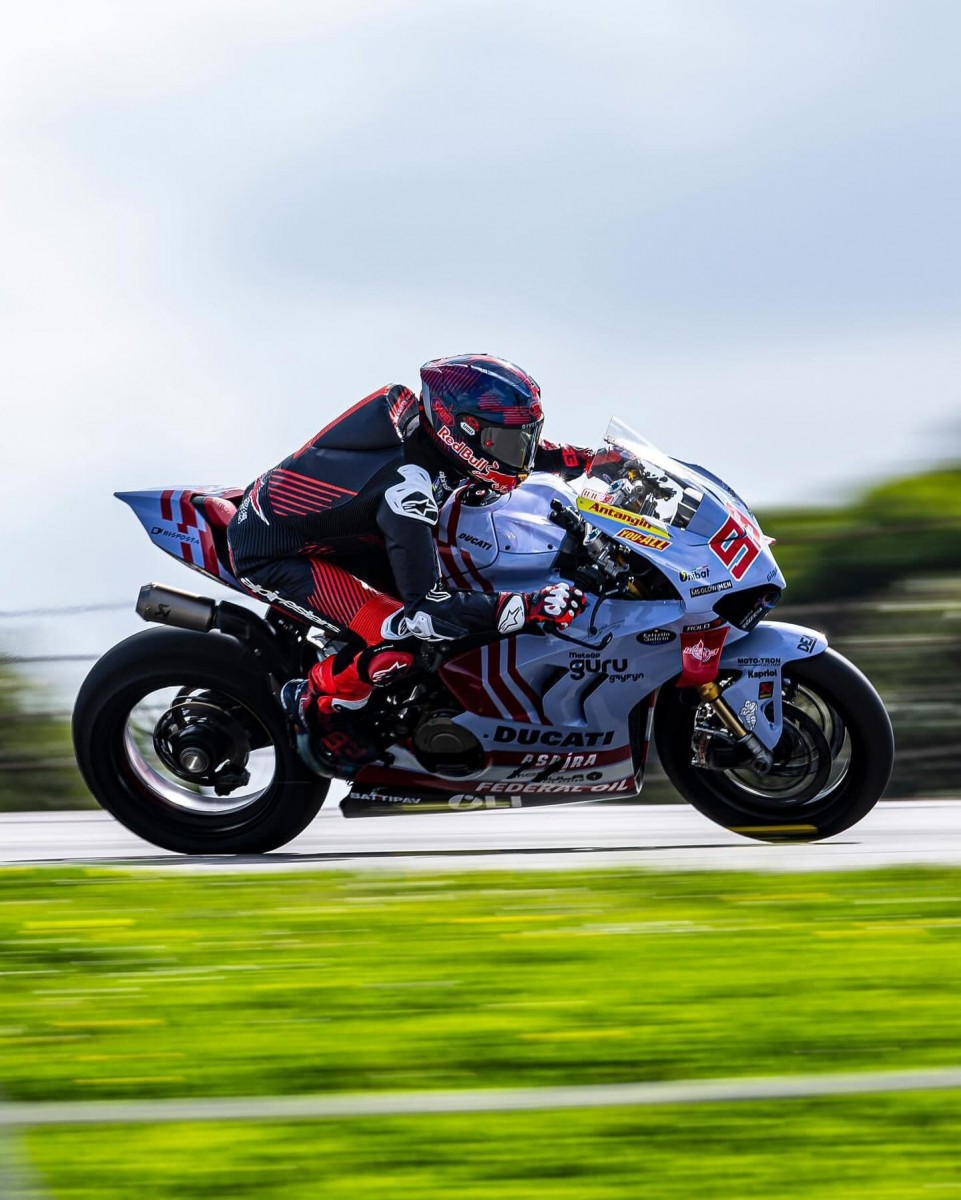 Марк Маркес на Ducati V4 R отжигает по Портимао