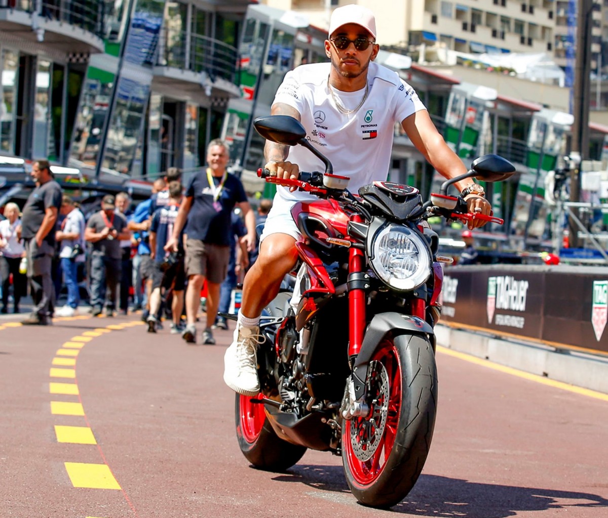 Льюис Хэмилтон обожает быстрые итальянские мотоциклы