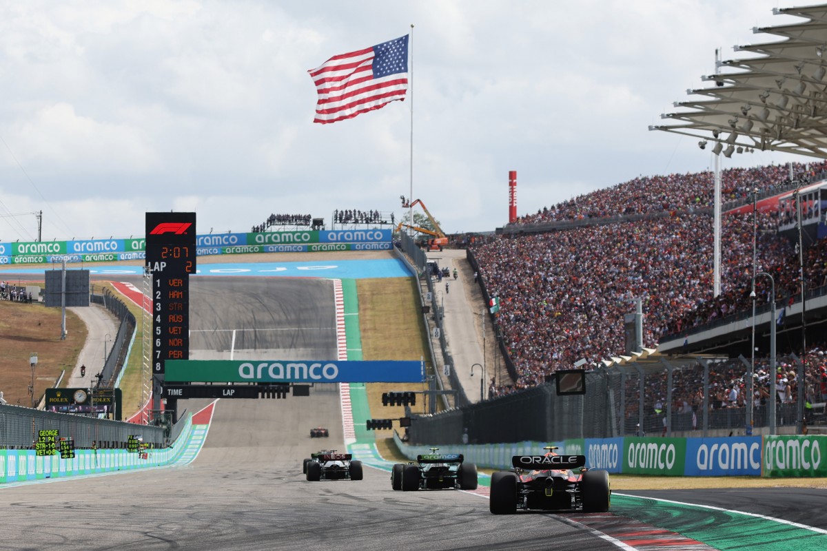 Формула-1 на Circuit of the Americas: пелетон подходит к 1-му повороту