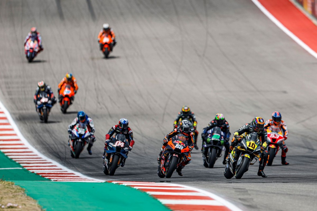 Пелетон MotoGP перво входом в 1-й поворот Circuit of the Americas