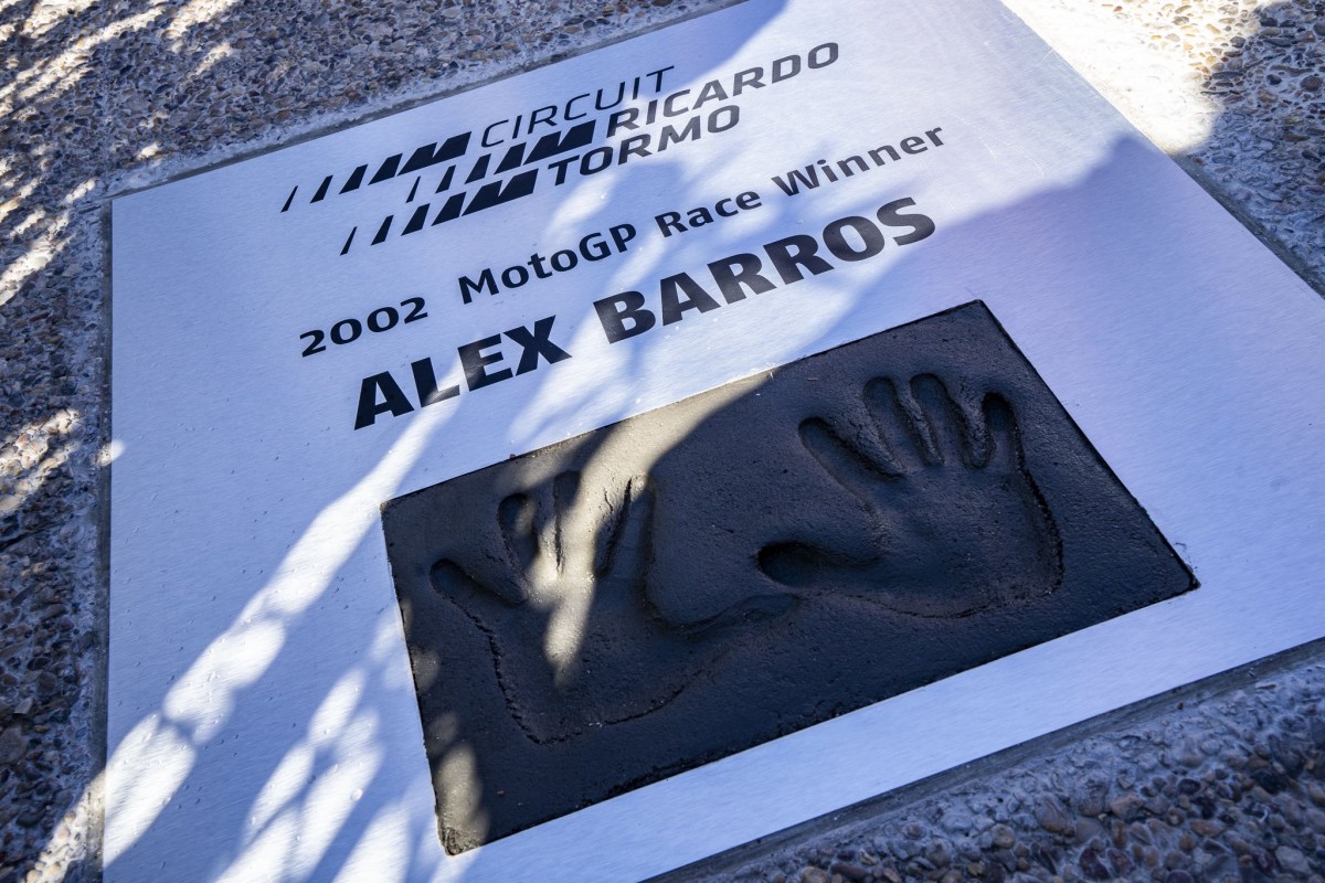 Алекс Баррош приложил руки к закладке Аллее Славы MotoGP на Ricardo Tormo Circuit