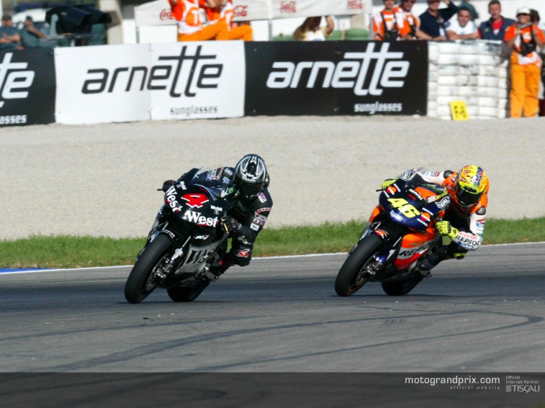 MotoGP: Алекс Баррош отбирает победу на Гран-При Валенсии у Валентино Росси в 2002 году