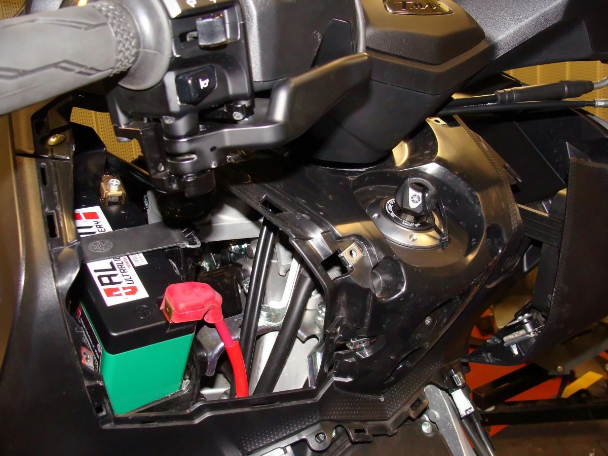 Компактное размещение LiFePo4 АКБ на макси-скутере Yamaha Tmax