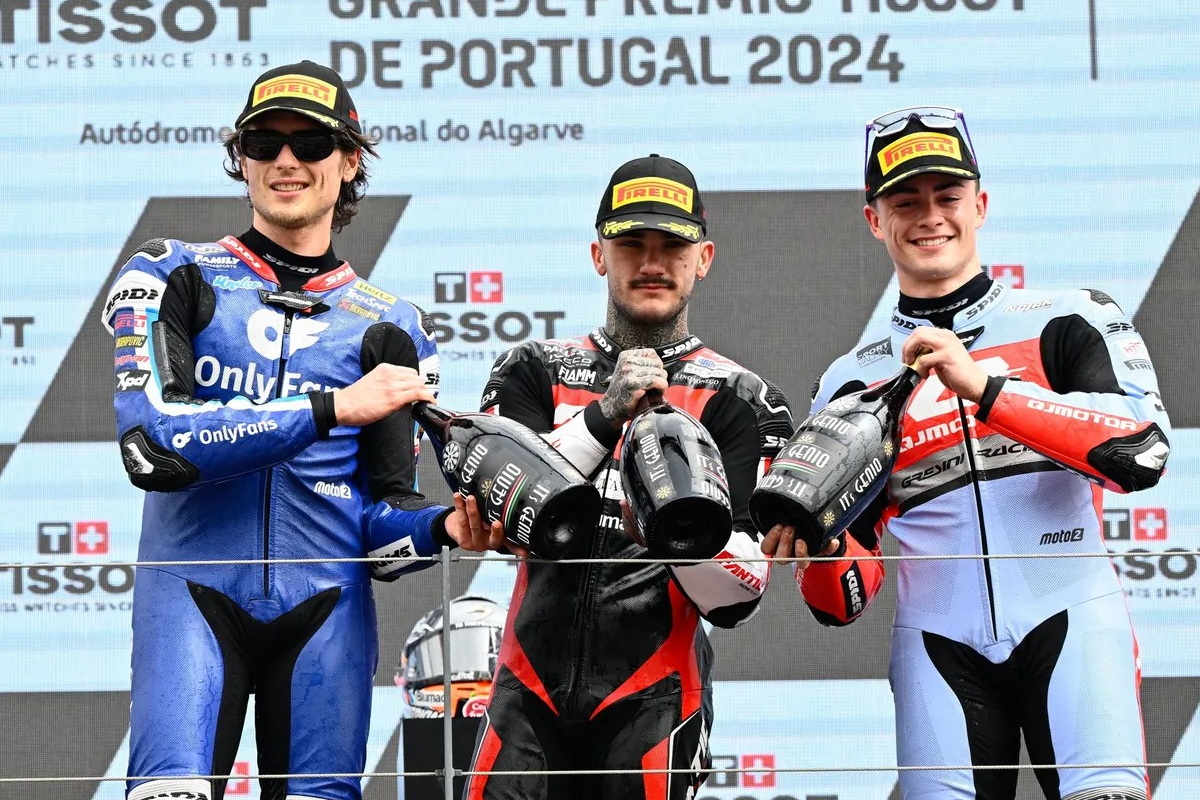 Джо Робертс на подиуме Гран-При Португалии Moto2 2024