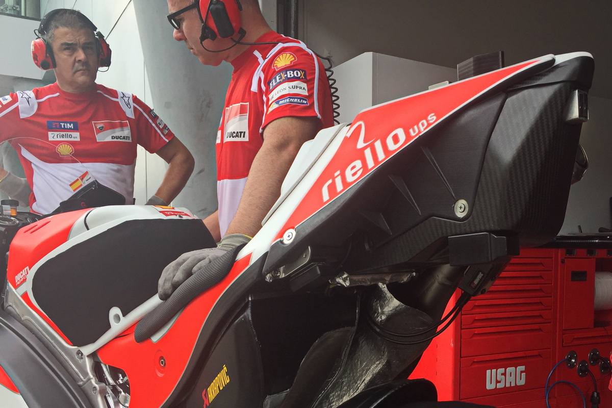 Ducati Desmosedici GP18 и новый гаджет - коробочка для салата - демпфер масс