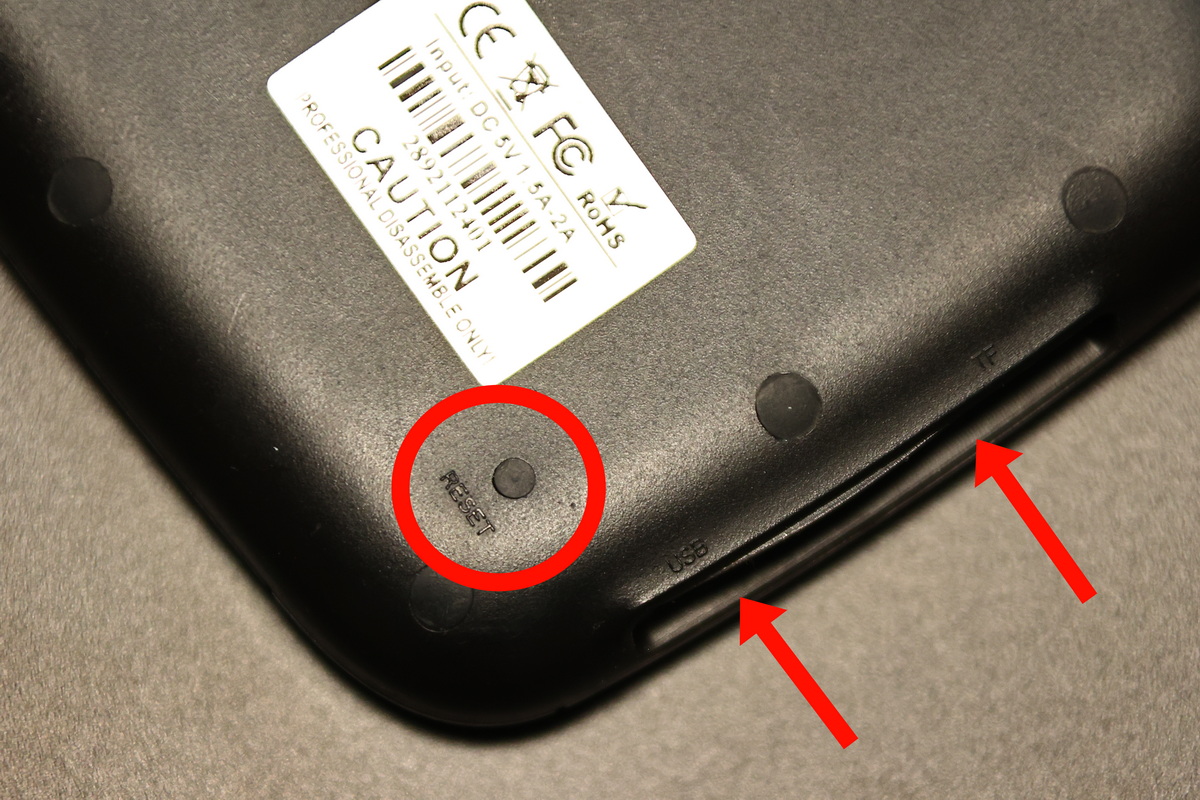 На обратной стороне гаджета - скрытая под заглушкой кнопка Reset, а также защищенное окно для USB и карты памяти