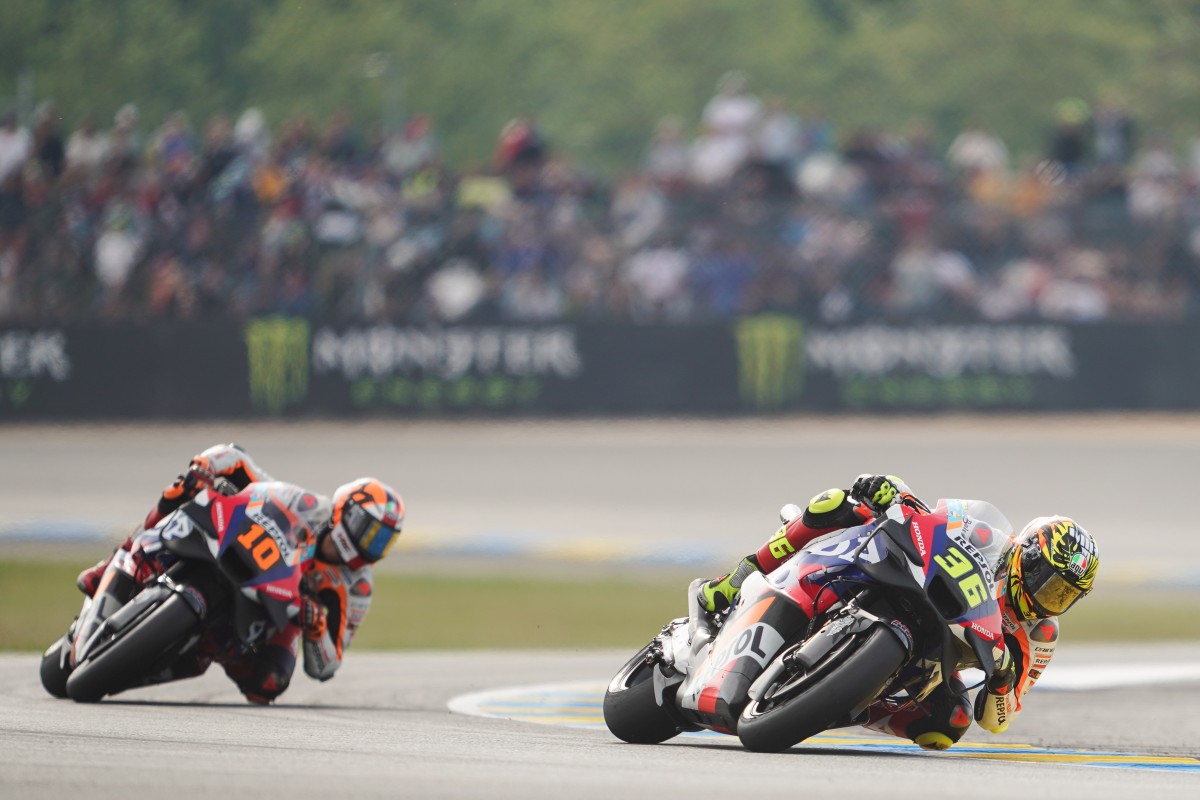 Пилоты HRC в MotoGP борются между собой за право не стать последним на финише