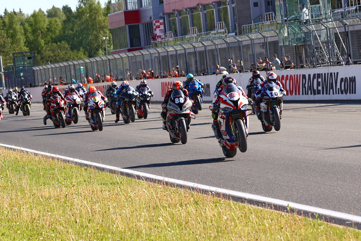 Старт первой гонки сезона на Moscow Raceway