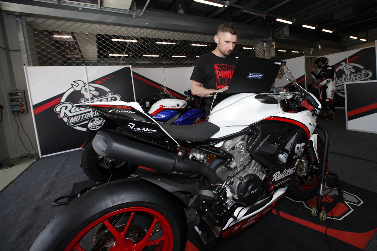 Антон Федоров и команда Ratchet Motorrika колдует над новеньким Ducati Panigale V2