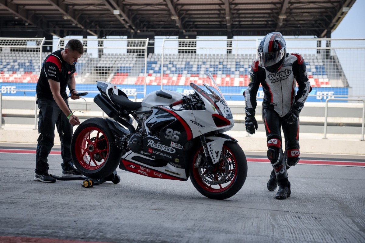 Первый выезд Ducati V2 команды Ratchet Motorrika на Игоре