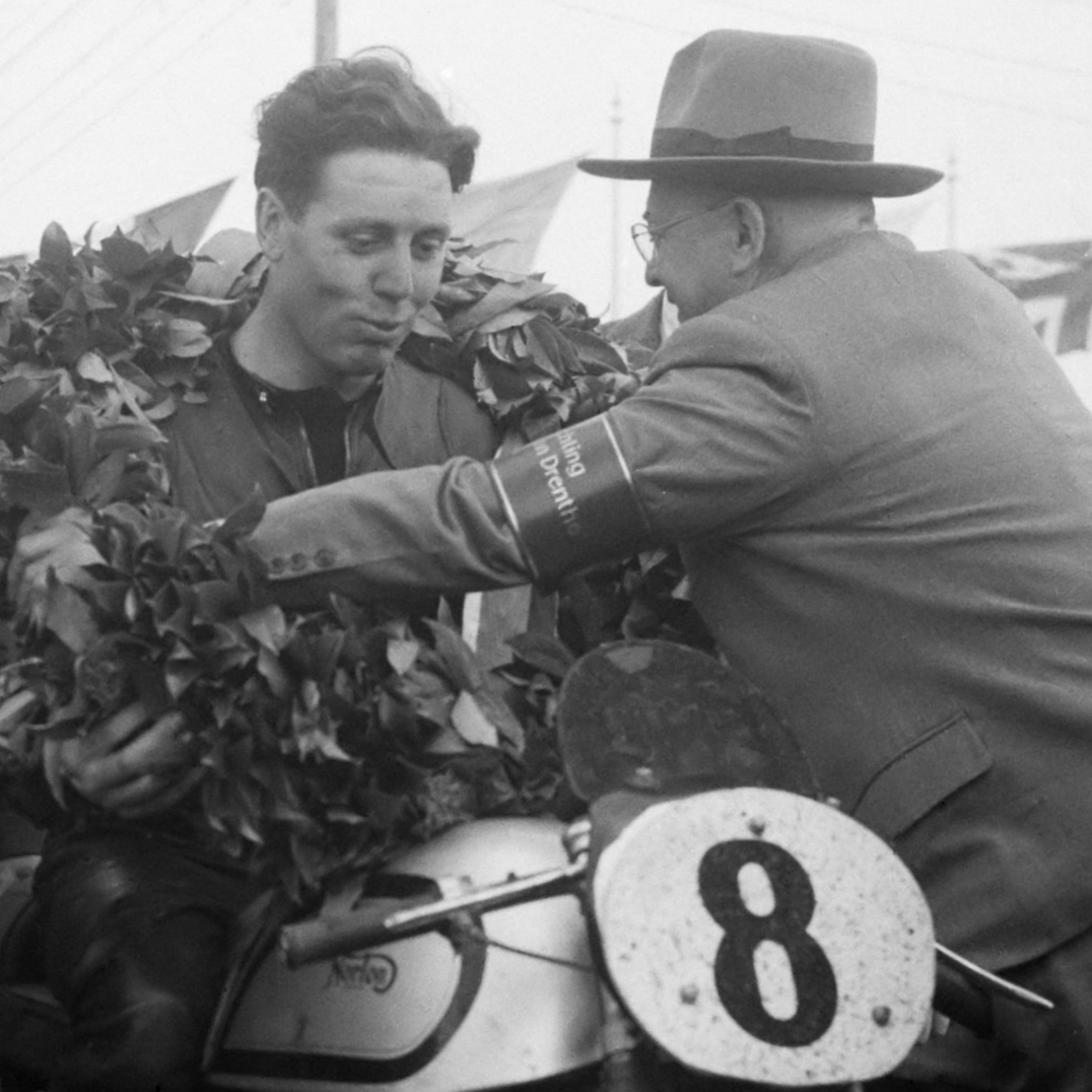 Джоф Дюк, первый победитель гонок Мото Гран-При (на фото - награждение 1951 года)