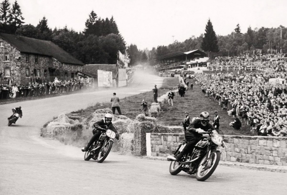 Самая первая гонка Мото Гран-При - Фредди Фрит на Velocette возглавляет заезд 1949 года