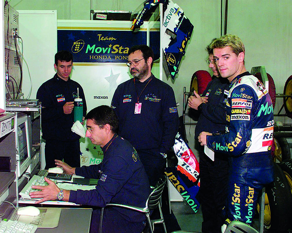 Рамон Аурин - первый истинный телеметрист MotoGP, Энтони Кобас в центре; молодой Карлос Чека в Team Movistar Honda